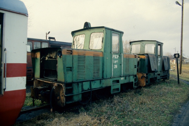 Lyd1-216, a za ni Lyd1-202, Kroniewice, marzec 1993, foto Geoff Jenkins